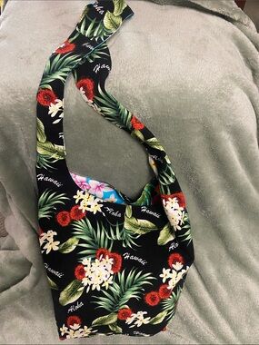 NWOT Maui Island Floral Hawaiian Print Reversible Crossbody Bag